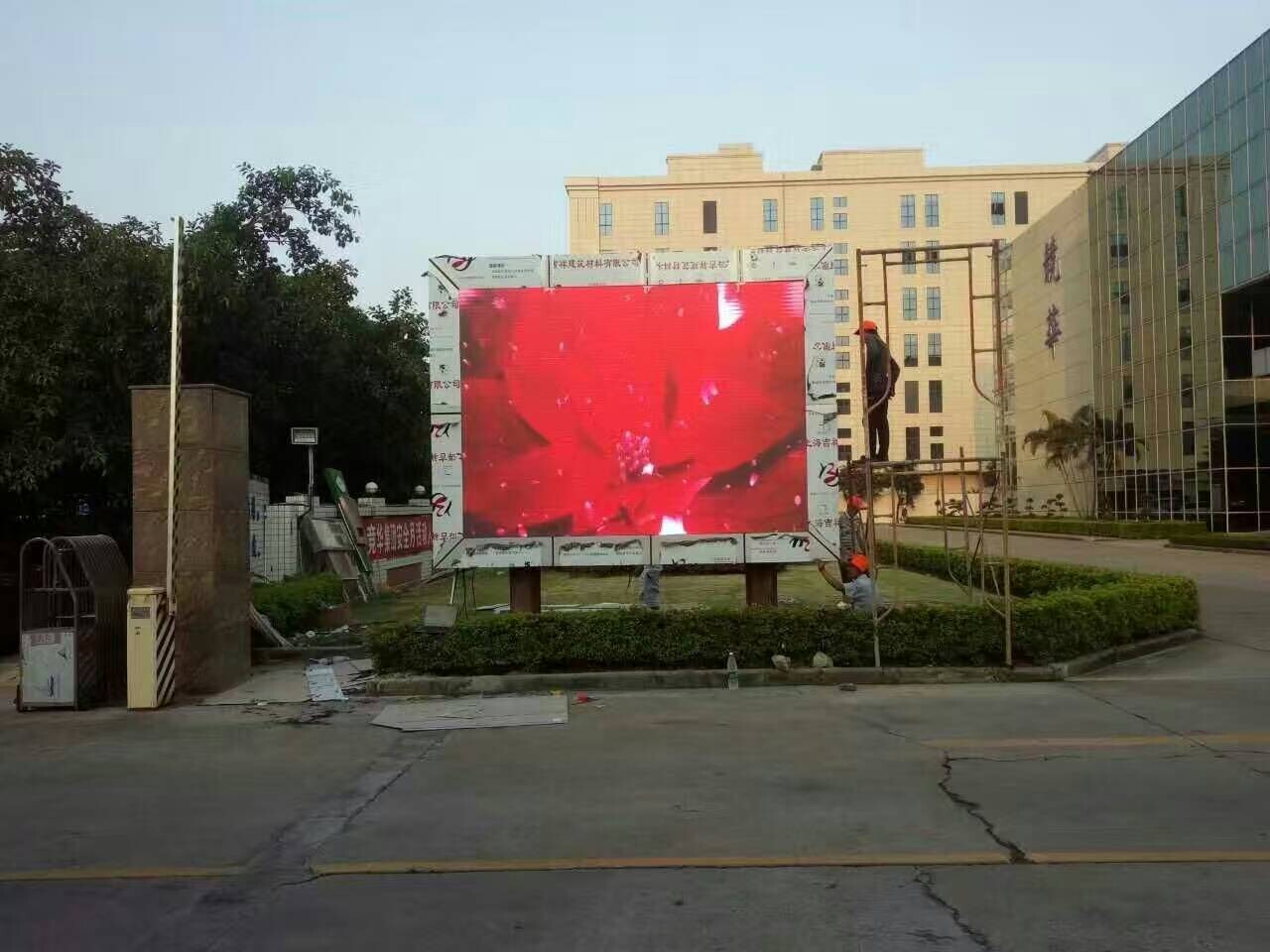 深圳市沙井戶外P5全彩LED顯示屏安裝調試完成